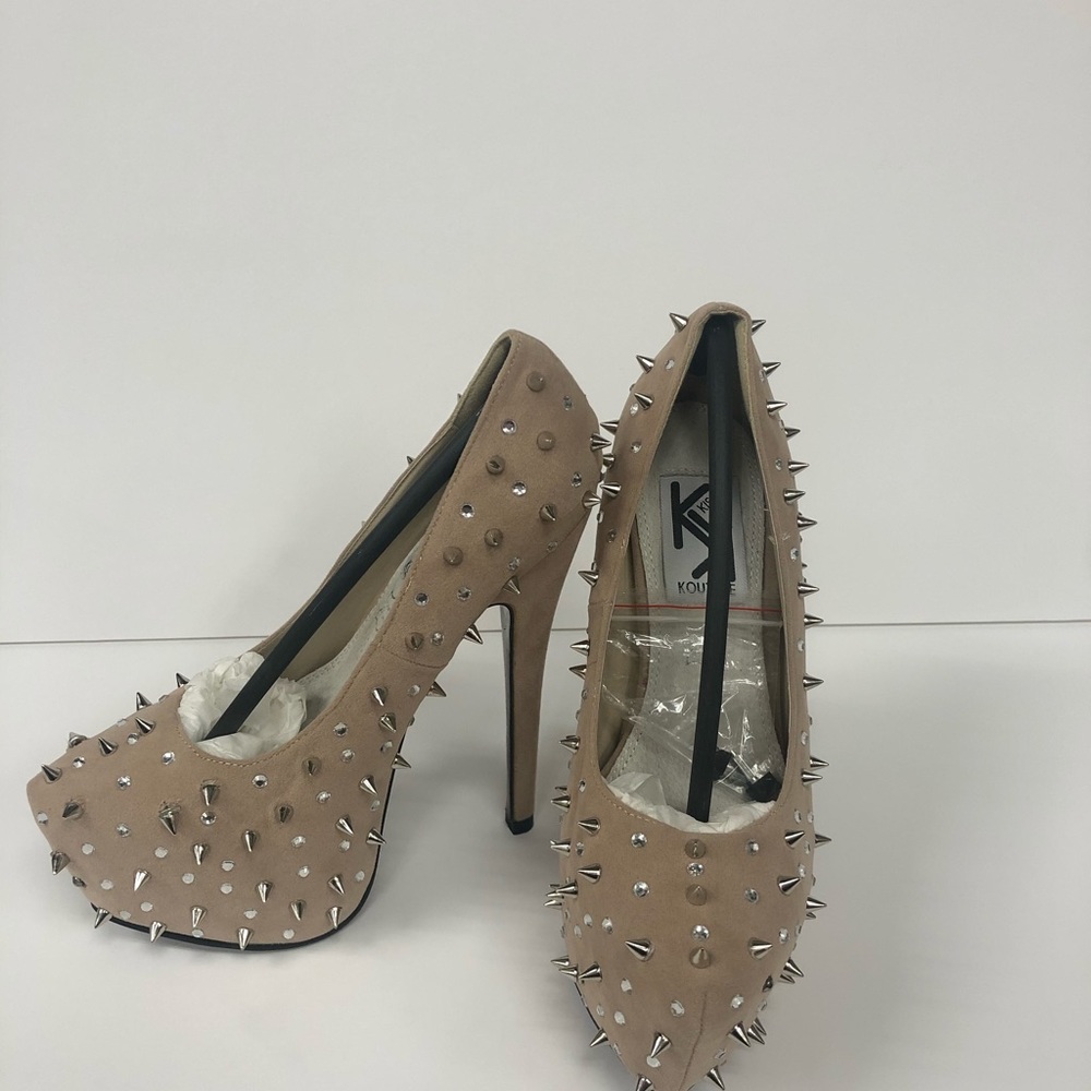 Kiss Kouture women’s heels beige spiked pumps sz 6